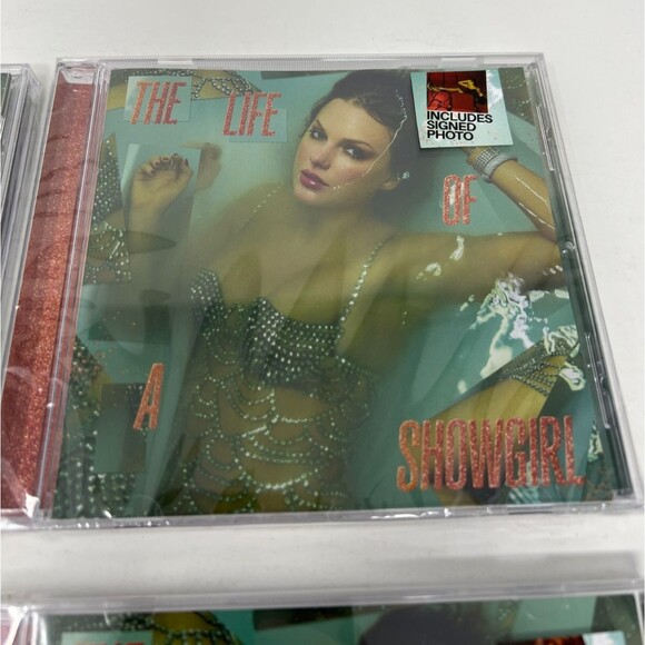 Taylor Swift The Life of a Showgirl CD Signed Autograph Photos 1-4 Complete Set - Picture 5 of 6